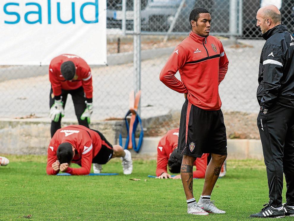 Popovic conversa con Hinestroza en un entrenamiento.