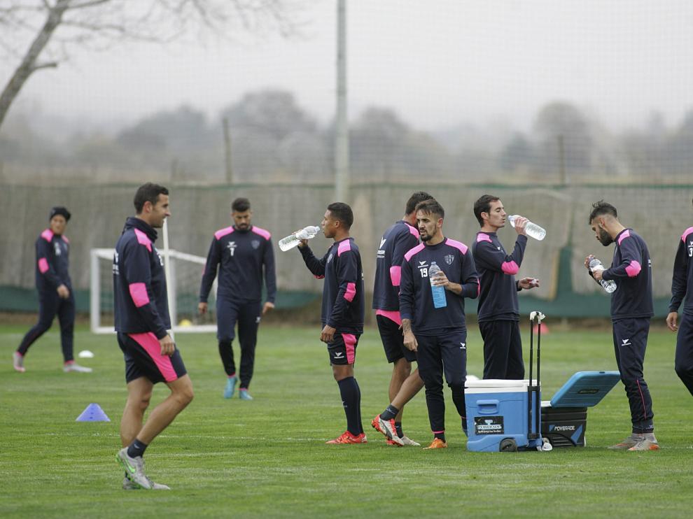 Los jugadores del Huesca beben agua durante un entrenamiento