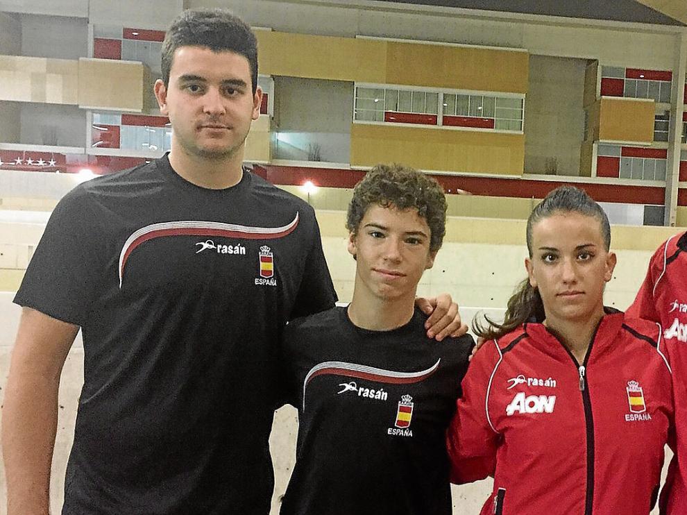 Los karatekas en la Estación Delicias de Zaragoza.