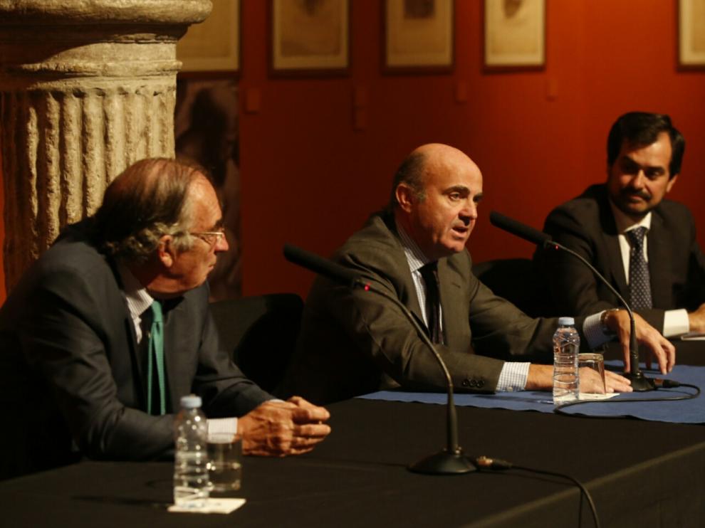 Luis de Guindos, durante su intervención en el patio de la Infanta de Ibercaja, en Zaragoza.