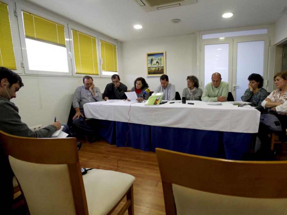 Los padres de los alumnos de Electrotecnia, en una rueda de prensa en la que expusieron sus quejas.