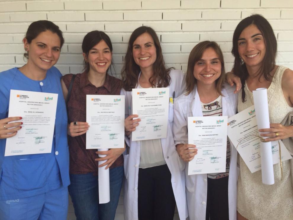 La zaragozana Pilar Bambó (c), junto a otras compañeras, tras recibir este año el título de especialista en Oftalmología.