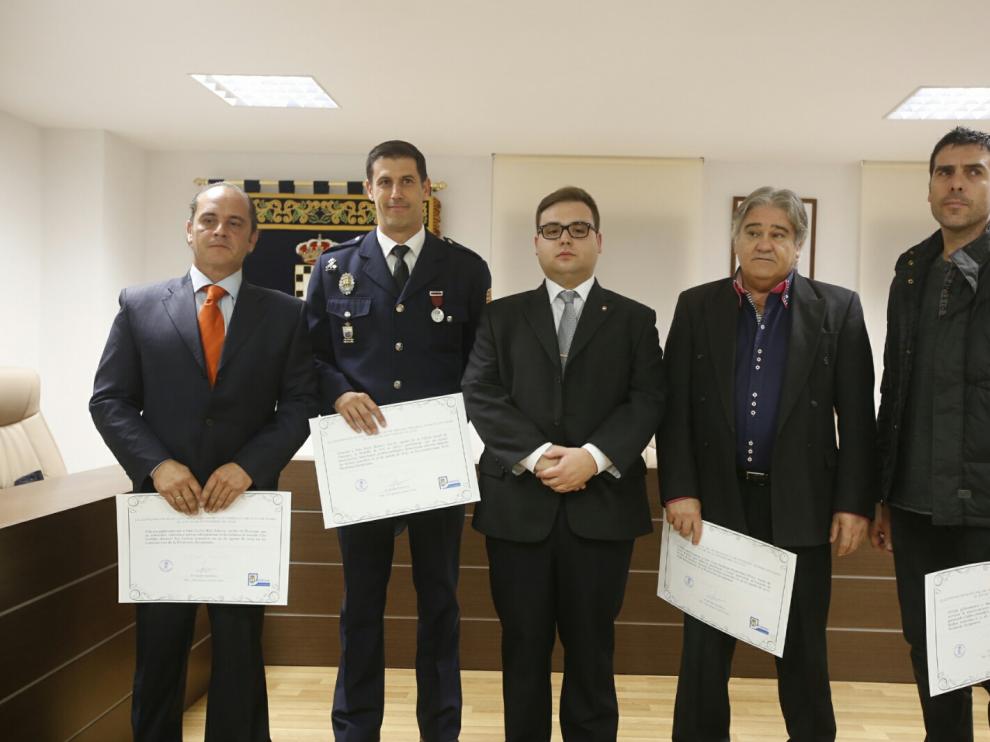 Los tres vecinos de Pinseque y el Policía Local, durante el acto
