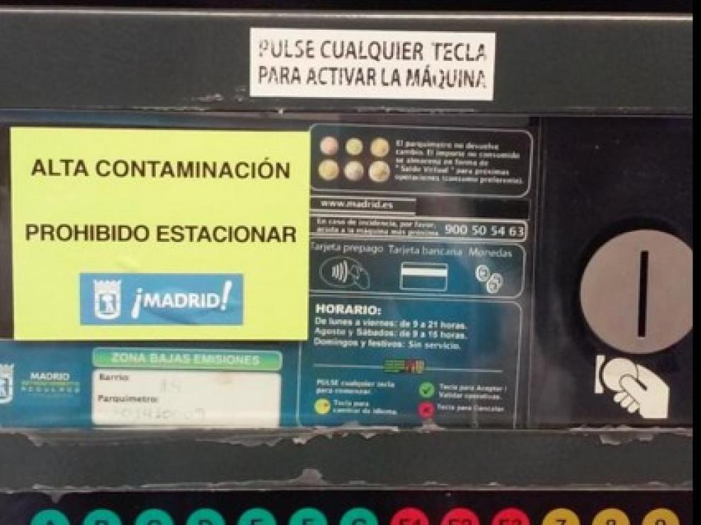 Madrid ha amanecido este viernes con carteles de aviso a los usuarios donde se alerta de que no se puede estacionar.