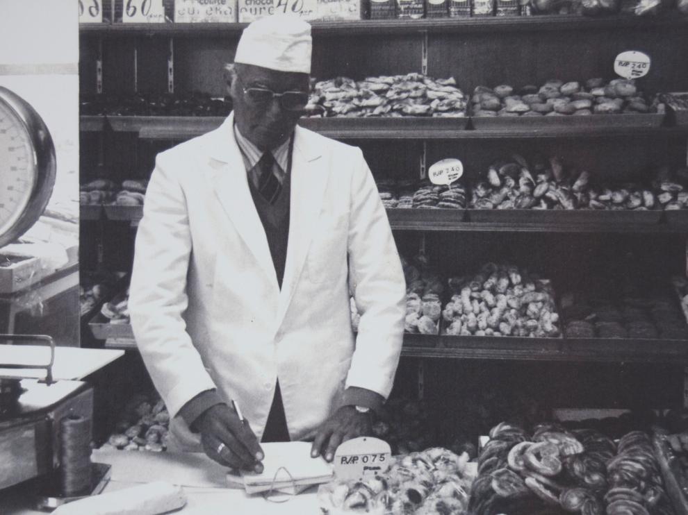 Félix Villacampa, en la tienda original.