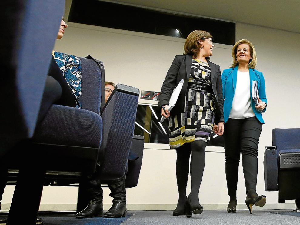 Soraya Sáenz de Santamaría, vicepresidenta del Gobierno, y Fátima Báñez, ministra de Empleo, después del Consejo de Ministros.