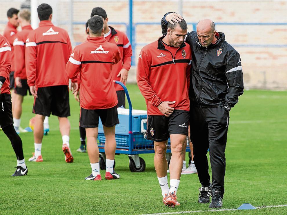 Ranko Popovic dialoga con Ortuño, referencia ofensiva del Real Zaragoza.