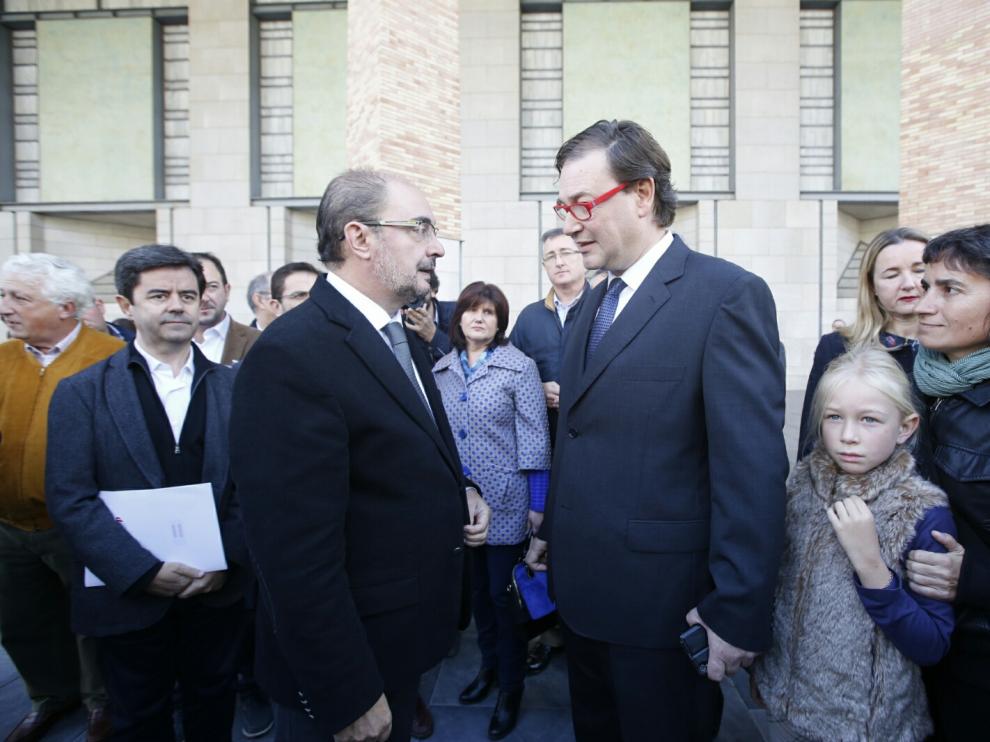 Lambán, durante el minuto de silencio que se ha guardado en un receso de la reunión de la FAMCP por las víctimas de los ataques de Francia.
