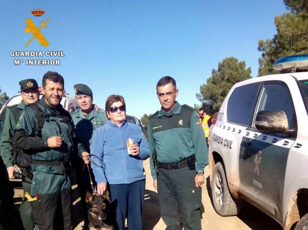 La mujer que se perdió, junto a los agentes de la Guardia Civil