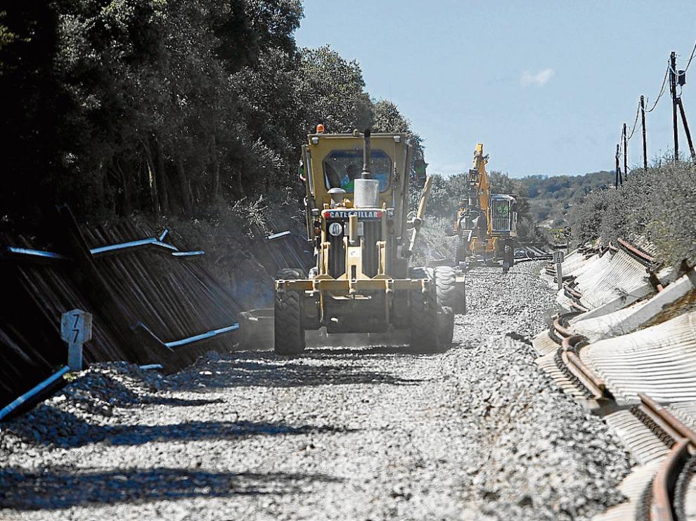 Obras en la línea ferroviaria Huesca-Canfranc a la altura de Alerre, en abril de 2015.