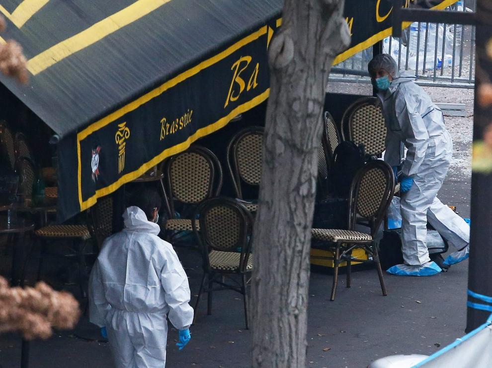 Investigadores buscan huellas en la sala Bataclan de París.