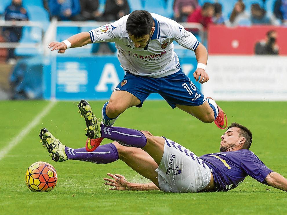 Manu del Moral, que se lanza al suelo, corta un avance por la banda de Isaac, durante el partido de ayer.