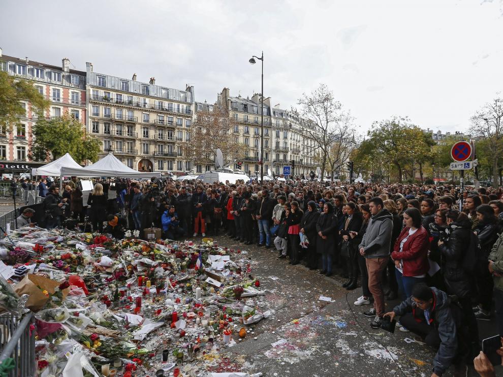 Acto en recuerdo de las víctimas en París.