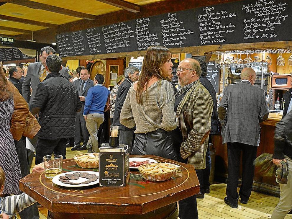 Clientes y amigos en el Bodegón Azoque durante la celebración de su 12 aniversario.