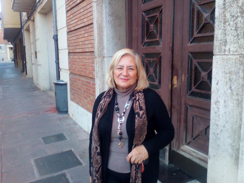 Marta Carabajal, en la puerta del piso que le cede gratuitamente el Obispado de Teruel.
