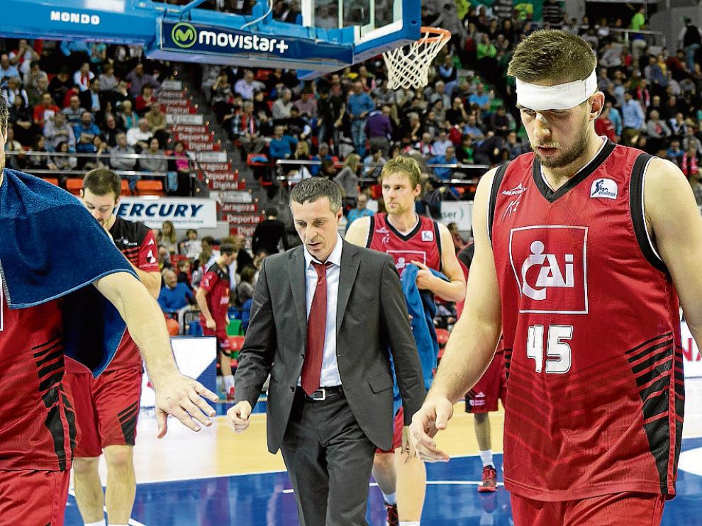Joaquín Ruiz Lorente y Kanacevic abandonan el parqué tras la derrota ante el Andorra.