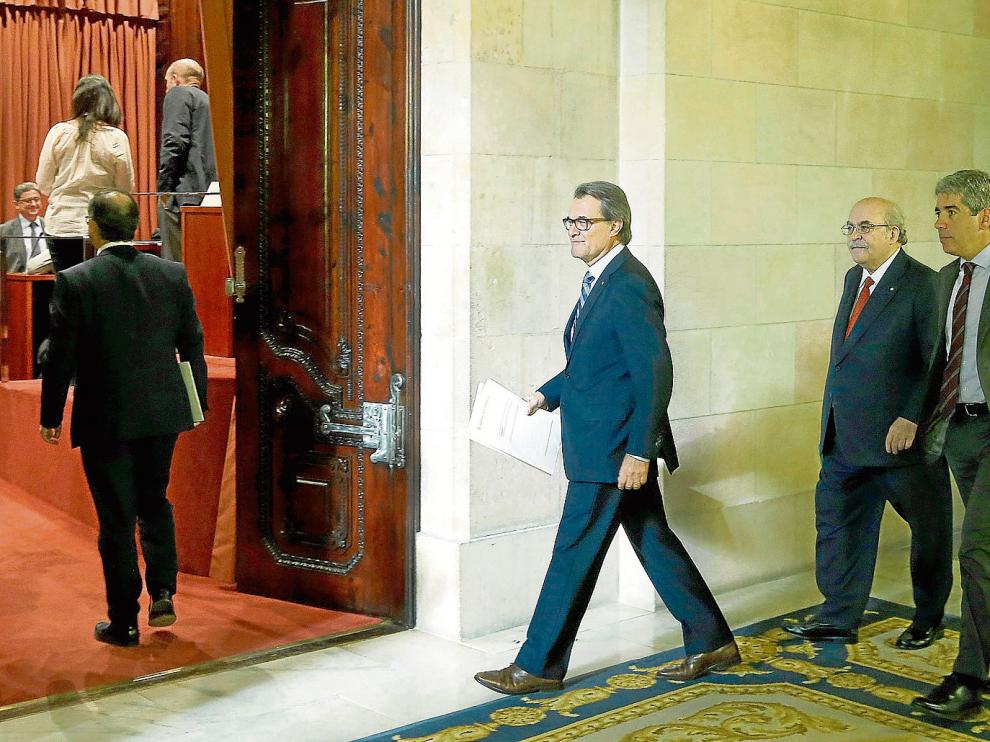 Andreu Mas-Colell y Francesc Homs, tras los pasos de Artur Mas el pasado 23 de octubre en el Parlamento catalán.