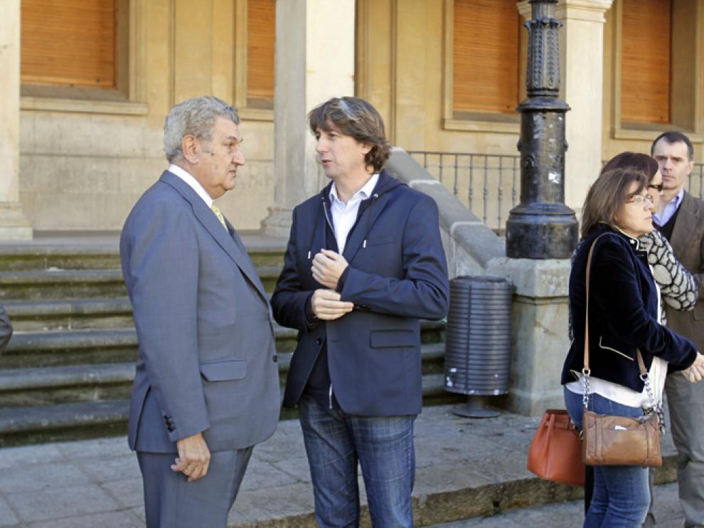 El presidente del Congreso de los Diputados, Jesús Posada, conversa con el alcalde de Soria, Carlos Martínez, durante el acto de repulsa de Soria.