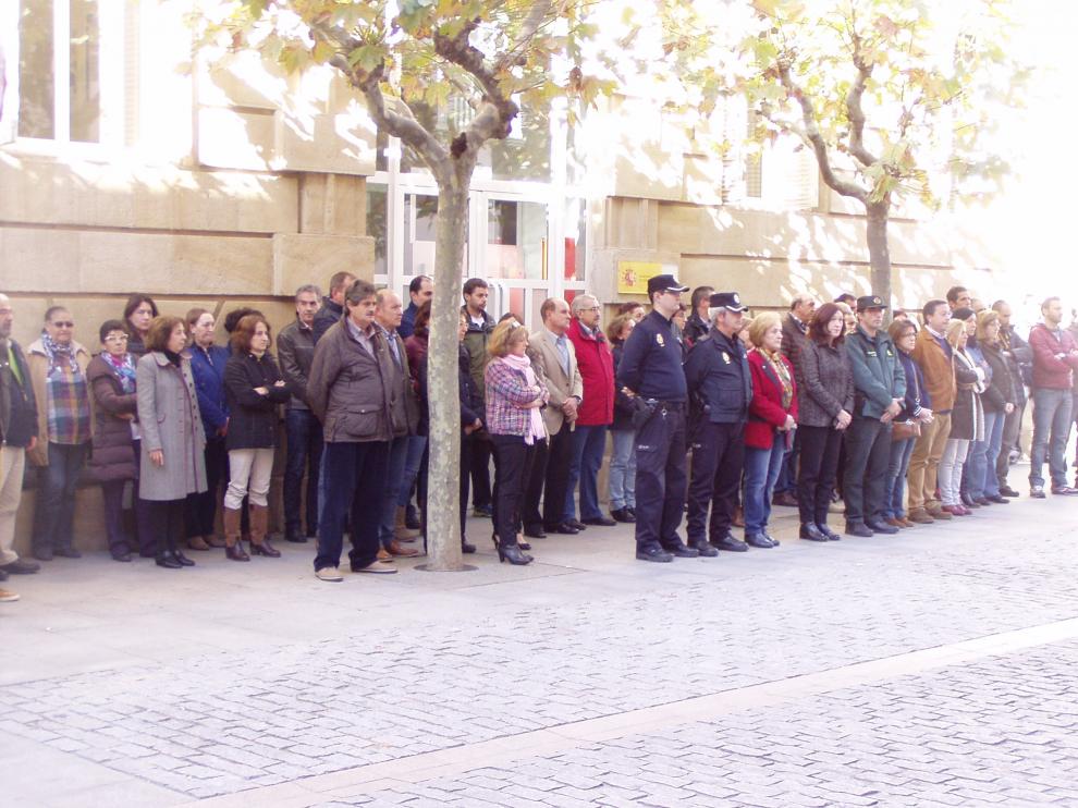 La concentración frente a Subdelegación ha reunido a unas 70 personas.