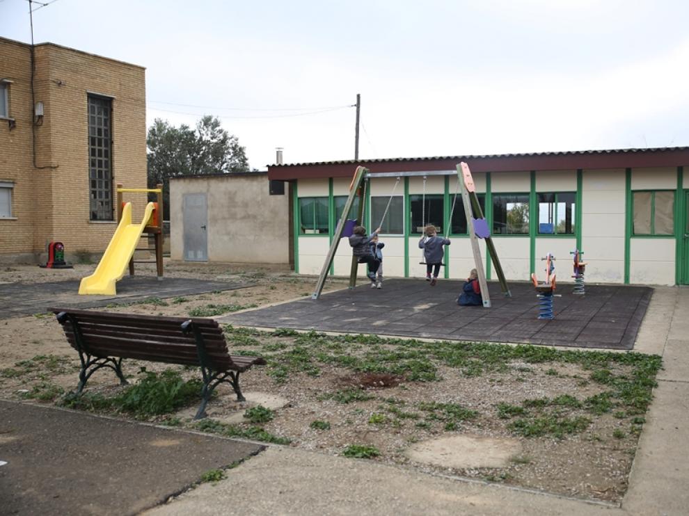 Al fondo, los barracones y a la izquierda, la casa de maestras abandonada.