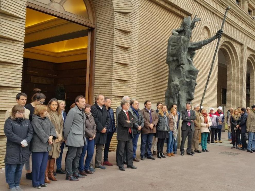 Se ha llevado a cabo a las puertas de todas las instituciones de la capital aragonesa.