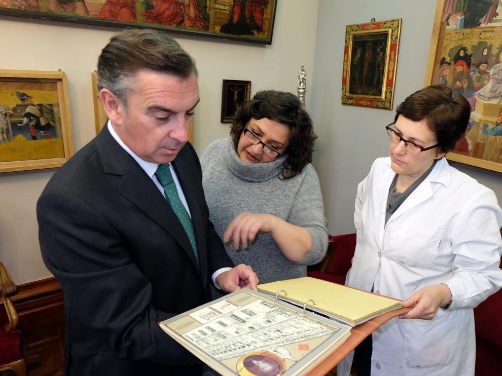 El alcalde Luis María Beamonte; la hija del donante, Mayte Tarazona, y la archivera municipal, Teresa Ainaga.
