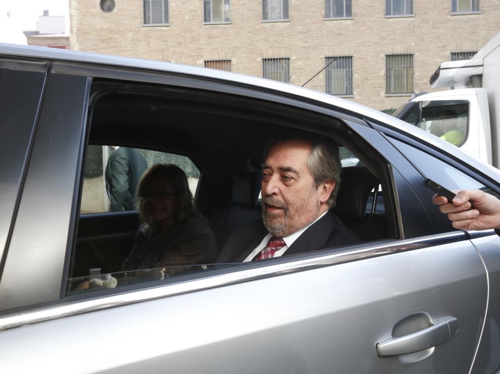 Belloch, a su llegada a la Audiencia de Zaragoza acompañado de su esposa, Mari Cruz Soriano.