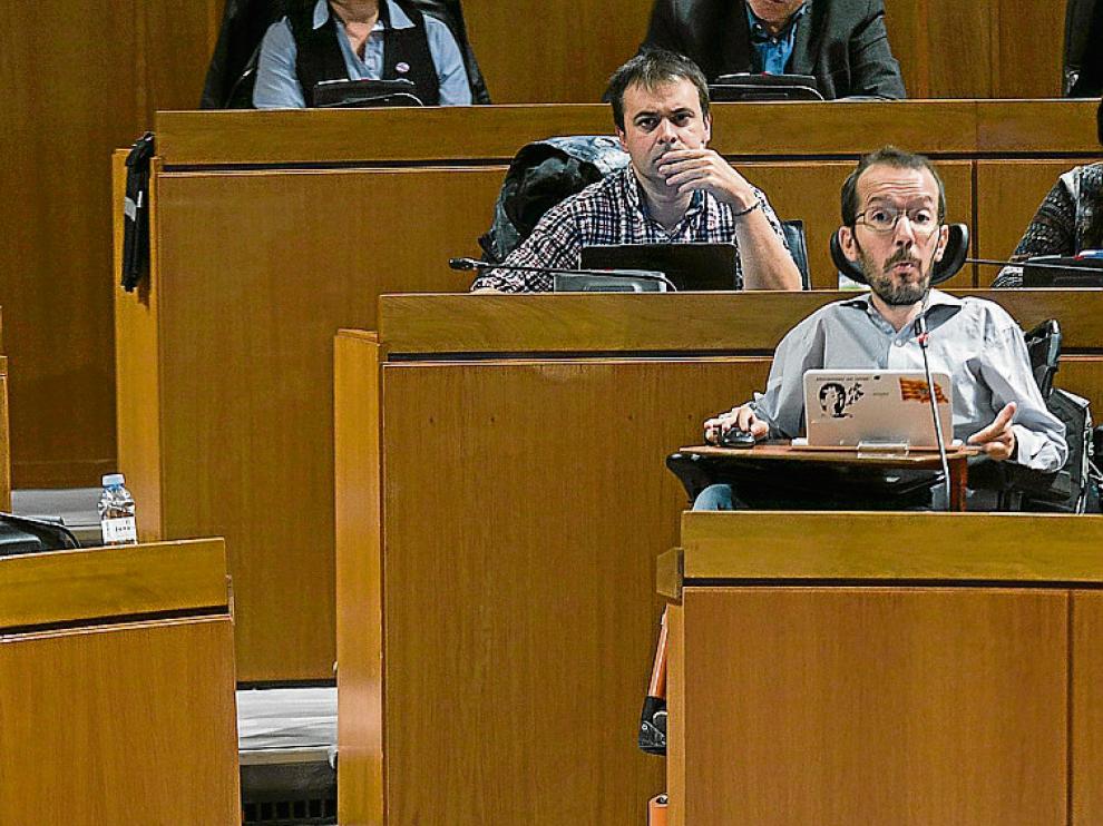 Echenique se dirige a Lambán en una sesión de las Cortes.