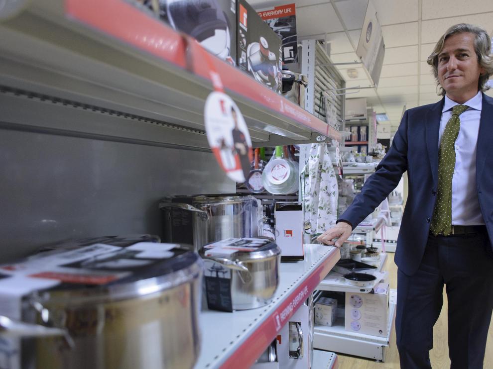 Alberto Forcano, CEO de Bergner Europe, en el 'showroom' de la planta de Malpica.
