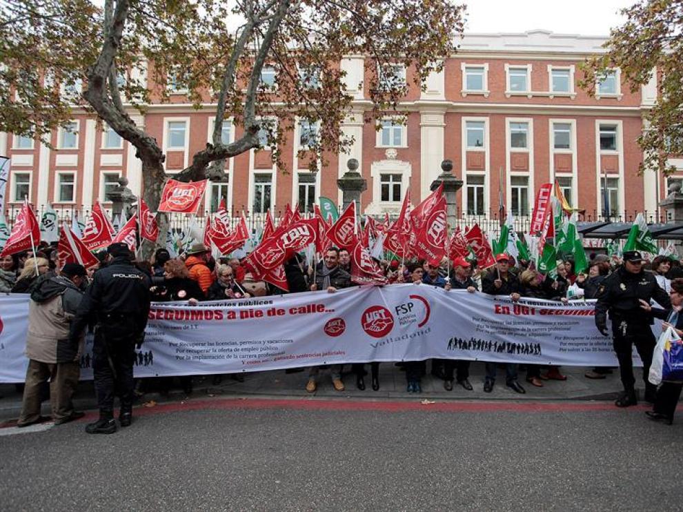 Concentración convocada por los sindicatos ante la Consejería de Sanidad.