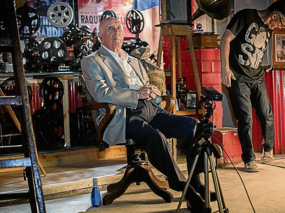 Ducay, junto a cámaras de la empresa Cinematografía Daroca, en la que solía comprar películas.