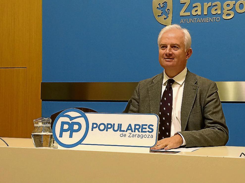 El todavía portavoz del PP en el Ayuntamiento, Eloy Suárez, en la rueda de prensa que ofreció ayer.