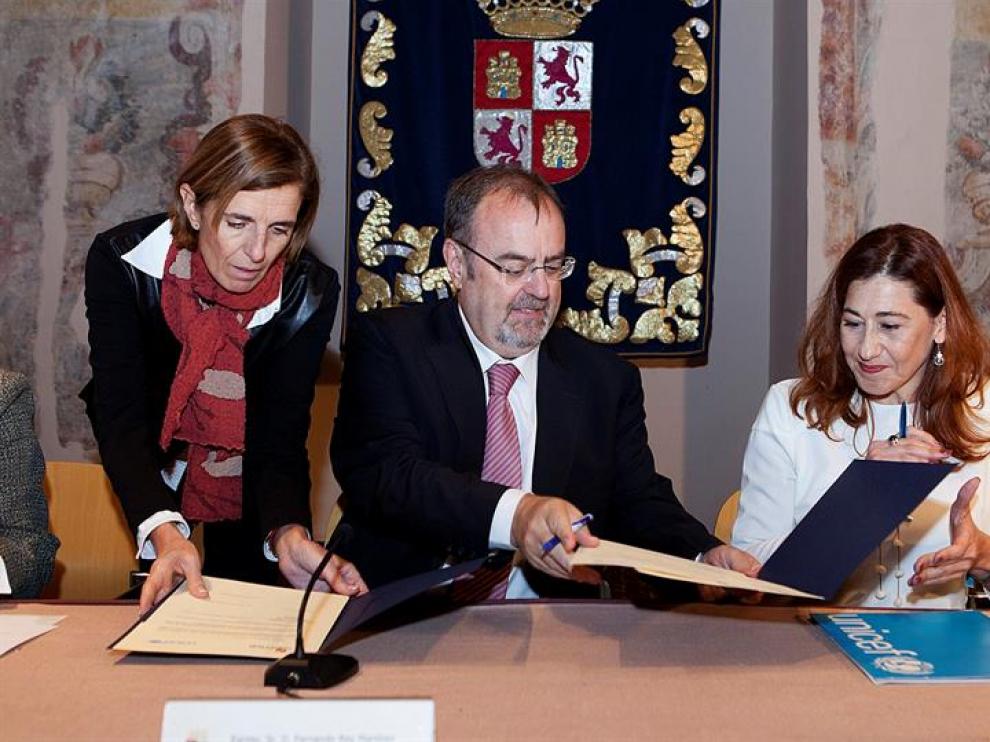 El consejero de Educación, Fernando Rey (c), y la presidenta de UNICEF Castilla y León, Pepa Pequeño (d), durante la firma del convenio.