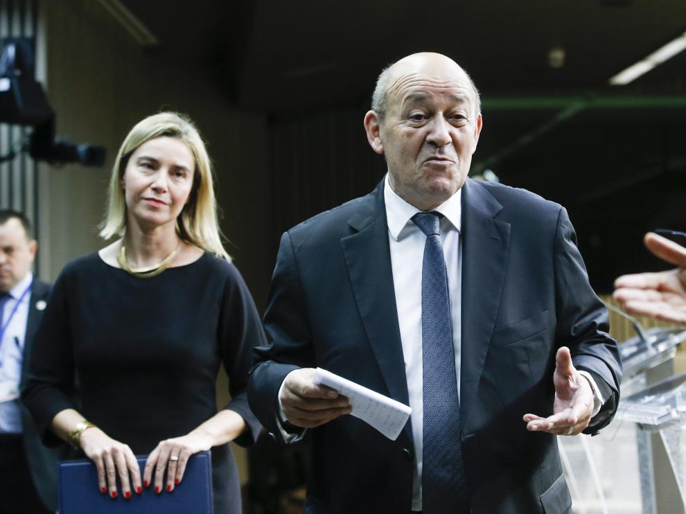 Mogherini junto a Jean-Yves Le Drian.