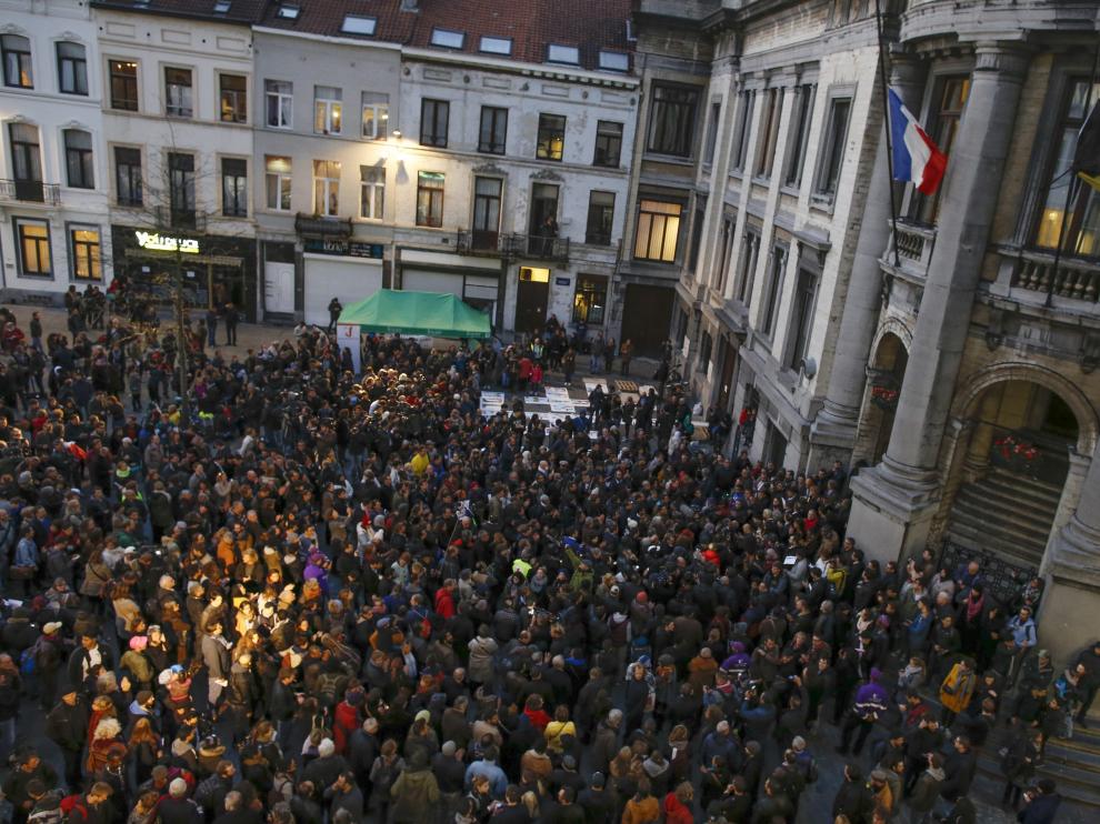 RESIDENTES DEL BARRIO BRUSELENSE DE MOLENBEEK SE MANIFIESTAN EN CONTRA DE LOS ATENTADOS DE PARÍS