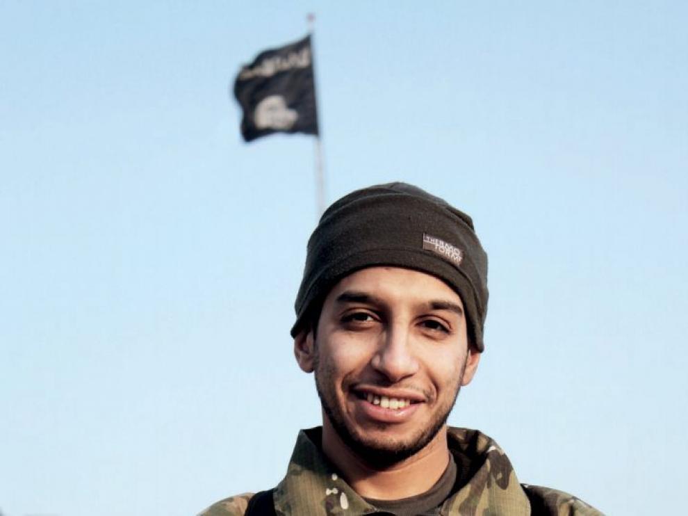 Abdelhamid Abaaoud en uno de los vídeos difundidos.