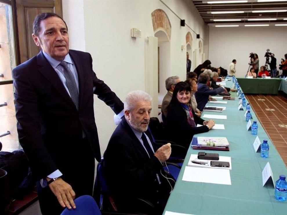 El Consejero de Sanidad de la Junta de Castilla y León, Antonio María Saez Aguado (i), a su llegada al acto inagural del IX Congreso Regional de Farmacia,