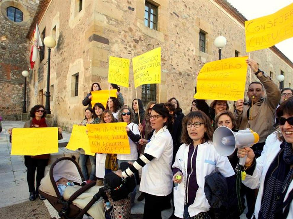Un grupo de enfermeras protestando a las puertas donde se ha realizado el IX Congreso Regional de Farmacia, celebrado hoy en Soria