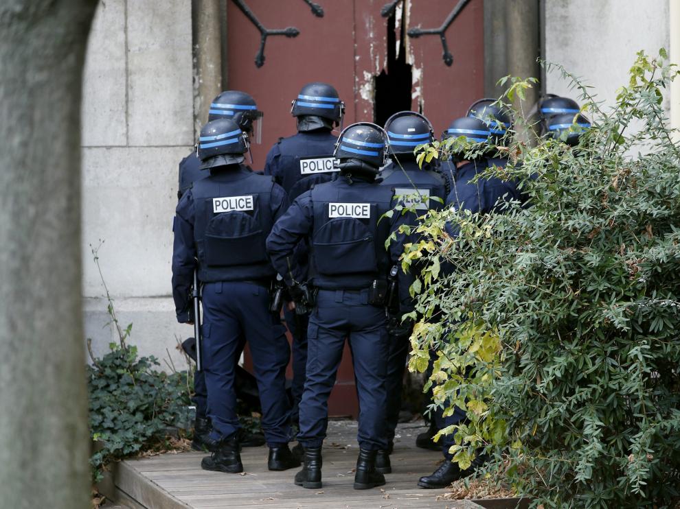 Policías a las puertas de una iglesia en Saint Denis.