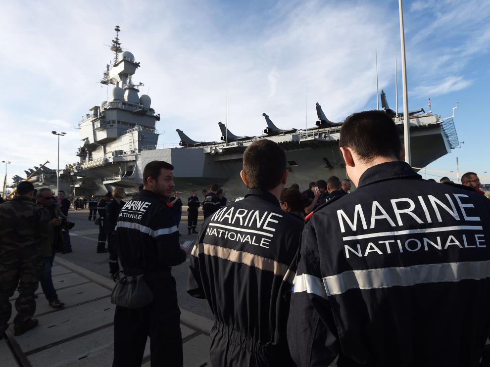 Marines franceses suben al portaaviones Charles de Gaulle