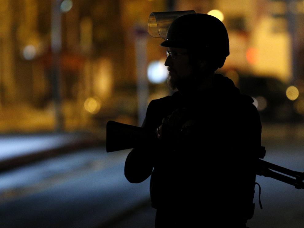 ?Un policía hace guardia durante una operación en Saint Denis, cerca de París
