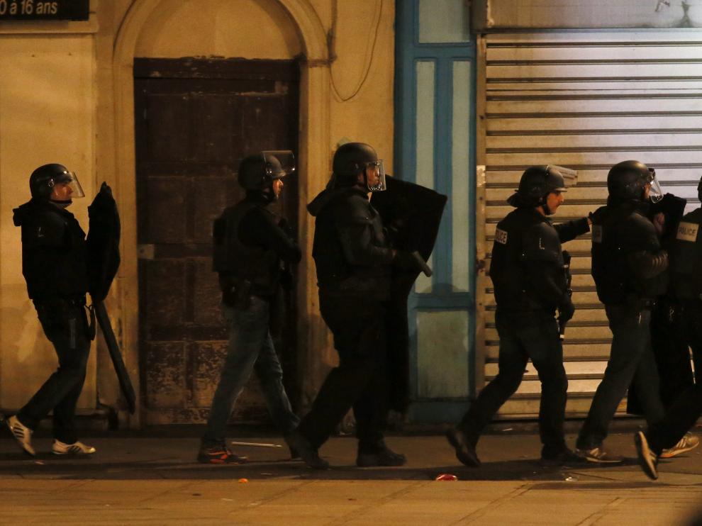 Policías franceses participan en una operación en Saint Denis, cerca de París
