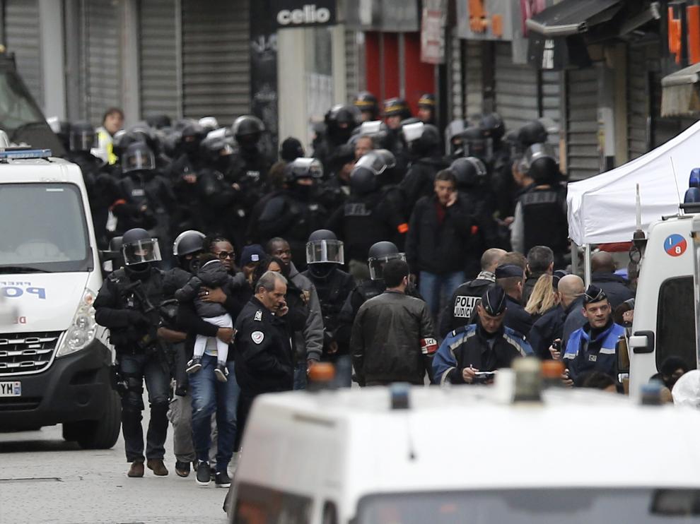Familias evacuadas por la Policía durante la operación antiterrorista en Saint Denis, cerca de París