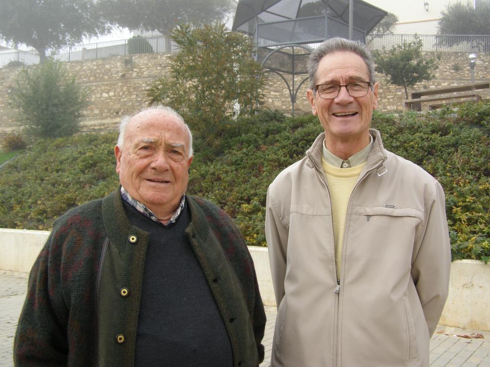 Manuel Murillo (izquierda) y José Luis Ichaso (derecha) posan juntos en un parque de Tarazona.