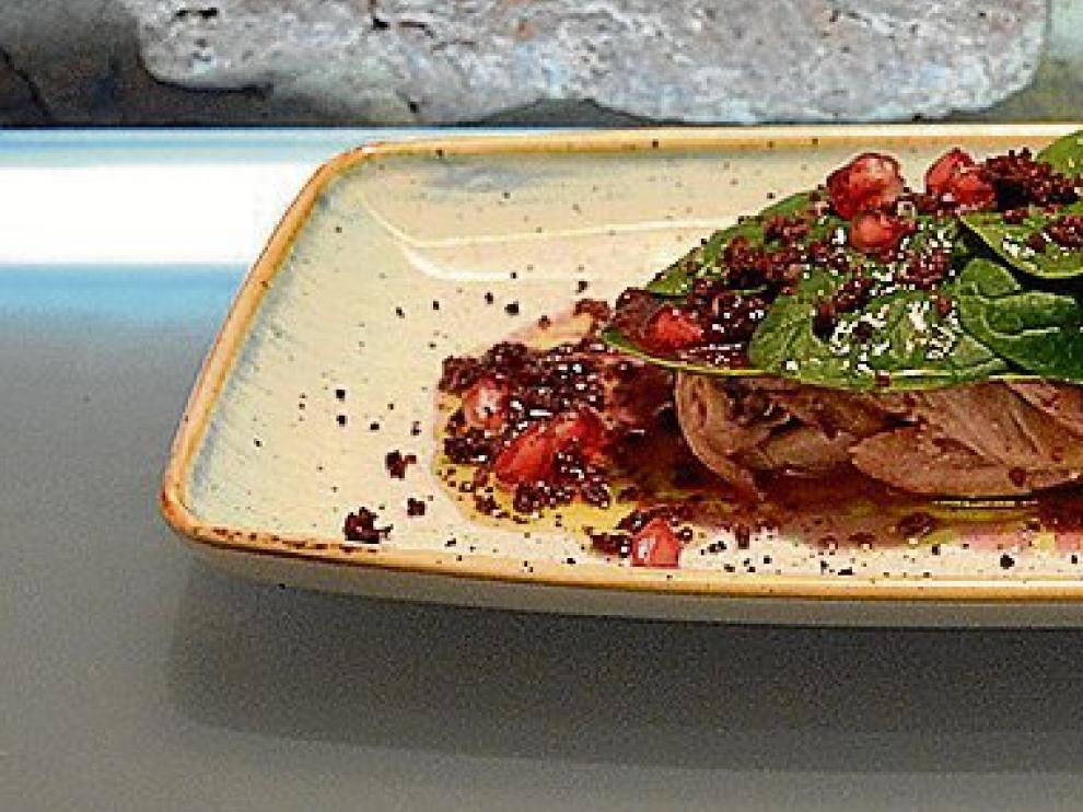 Ensalada de perdices escabechadas, espinacas y vinagreta de granada.