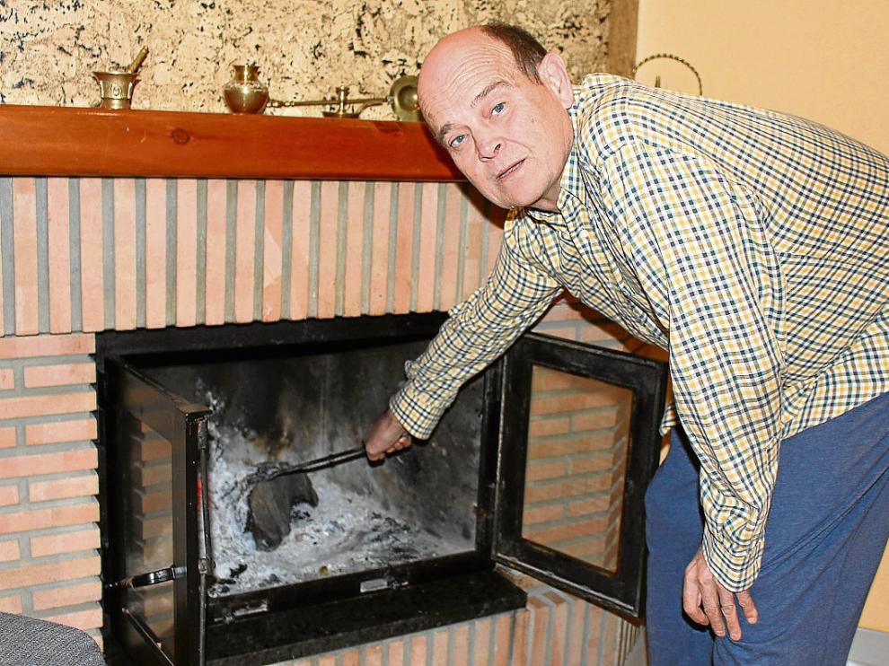 José María Arias atizaba el fuego, de regreso a su casa en Binéfar ayer por la tarde.