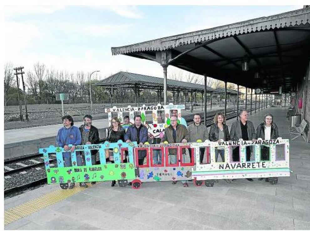 Portavoces de sindicatos y colectivos sociales, en la estación de Renfe para apoyar la manifestación.