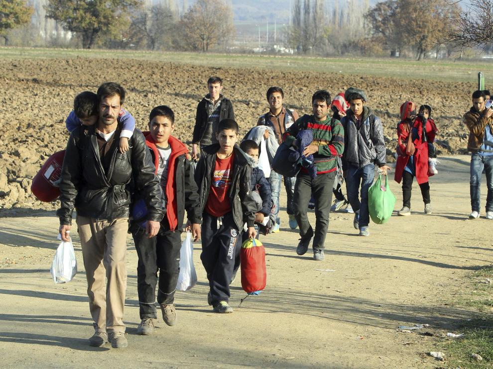 Un grupo de refugiados procedentes de Macedonia logra cruzar la frontera de Serbia