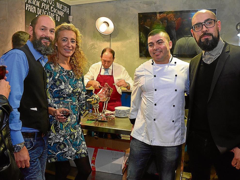 Tom Kunz, Rocío Sanchez, Boris Scarpa y Álex Salinas, en la taberna Sin Nombre.