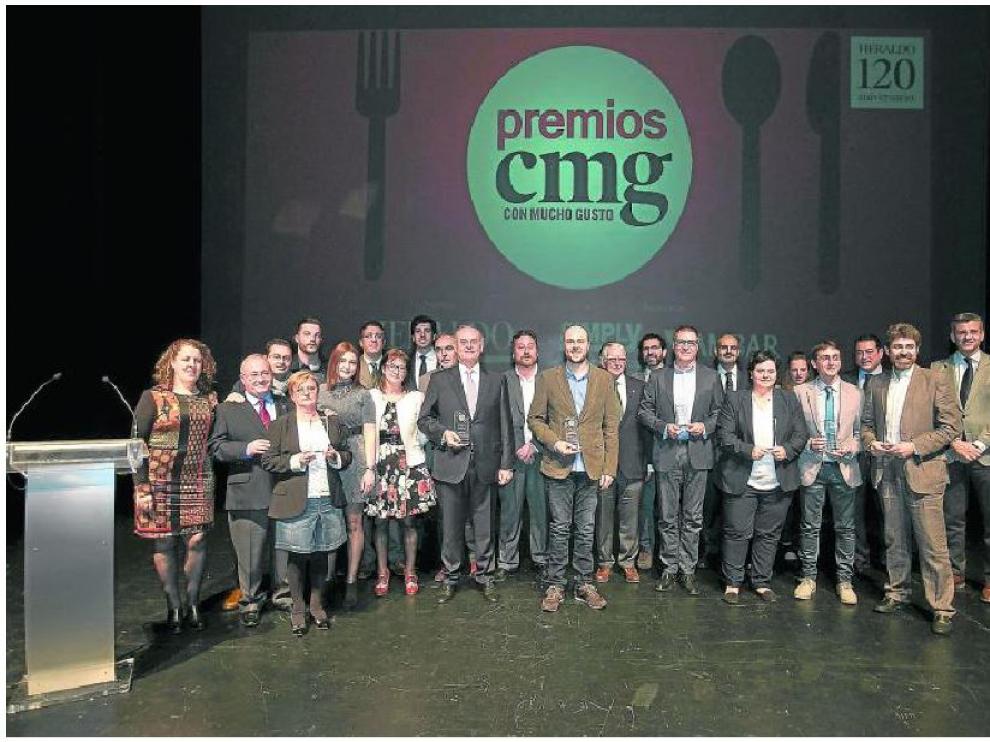 Foto de grupo de todos los galardonados y organizadores al término de la gala de entrega de premios Con Mucho Gusto.